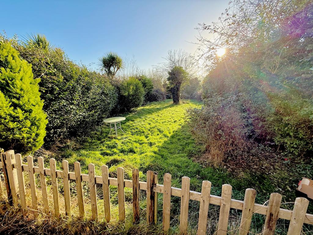 Lot: 60 - THREE-BEDROOM HOUSE FOR IMPROVEMENT - Garden to front